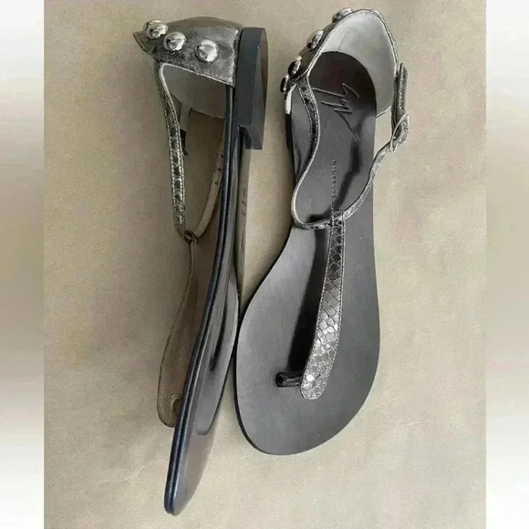 🆕Giuseppe Zanotti Silver Faux Snake Leather Studded T Strap Sandals Size 39 - Picture 1 of 7